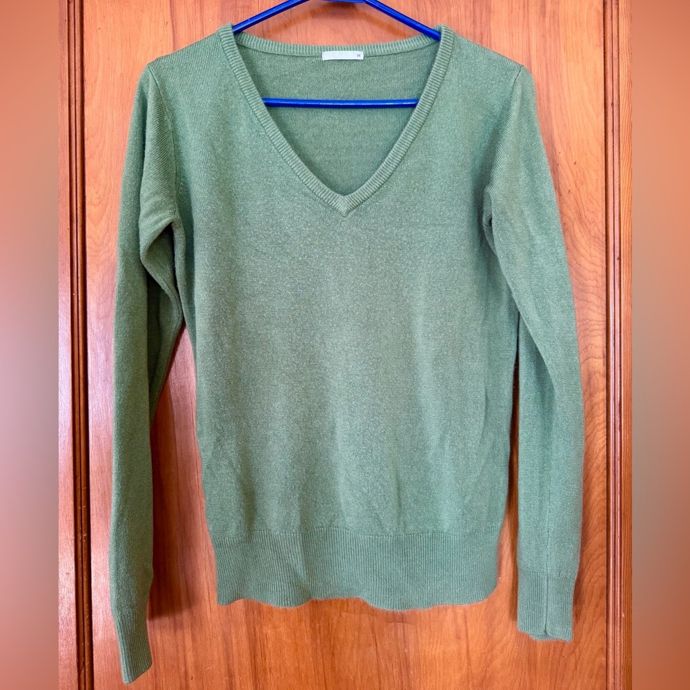 Uniqlo V-Neck Sweater in Olive Green